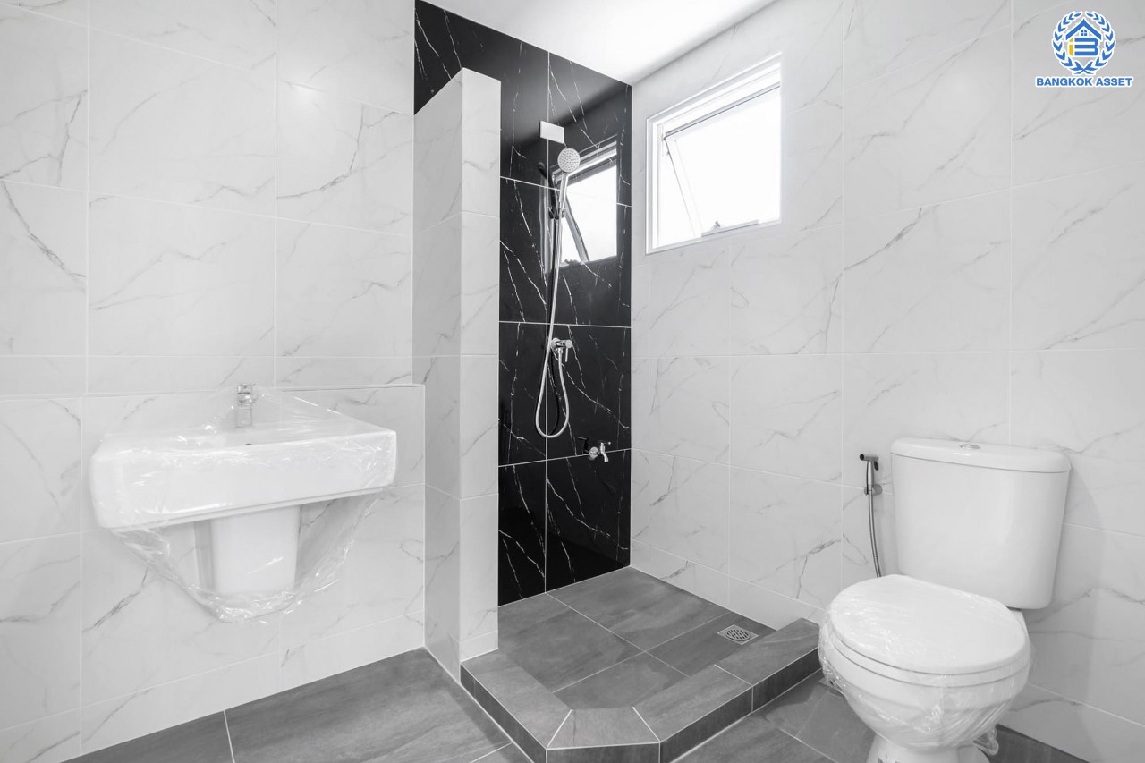 บ้านมือสองตกแต่งใหม่ แบรนด์ LH ม.มัณฑนา พุทธมณฑล-ปิ่นเกล้า หลังมุม เนื้อที่ 66.7 ตร.ว. ฟังก์ชันจัดเต็ม 3 ห้องนอน 3 ห้องน้ำ จอดรถได้ 2 คัน Facilities ครบครัน! บนทำเลดีที่สุด ใกล้ทางคู่ขนานลอยฟ้าบรมราชชนนี เชื่อมต่อถนนหลักหลายเส้นสาย, ม.มหิดล, เซ็นทรัลศาลายา ฯลฯ